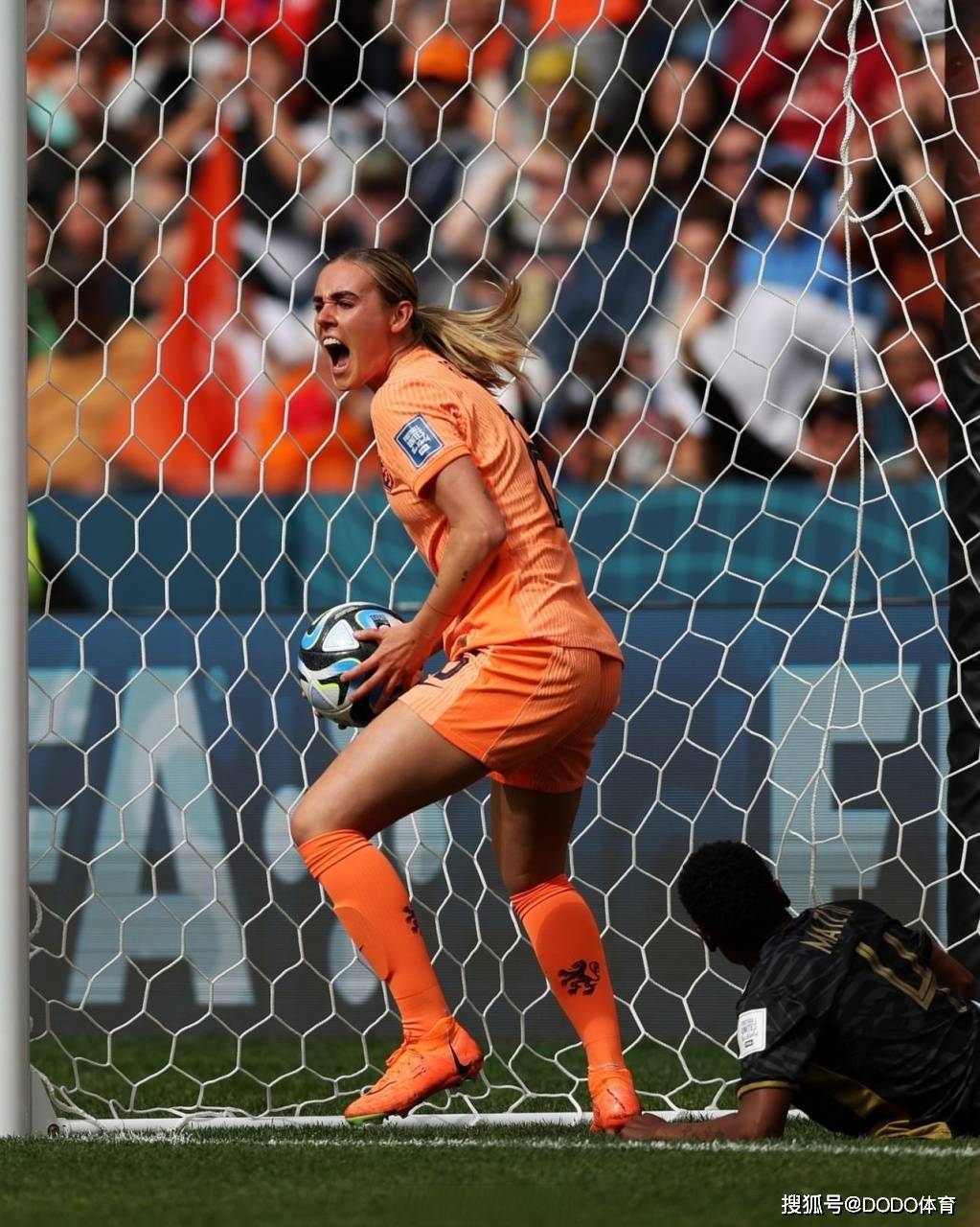 澳亚国际网站-顶级女足选手在比赛中展现高超射门实力