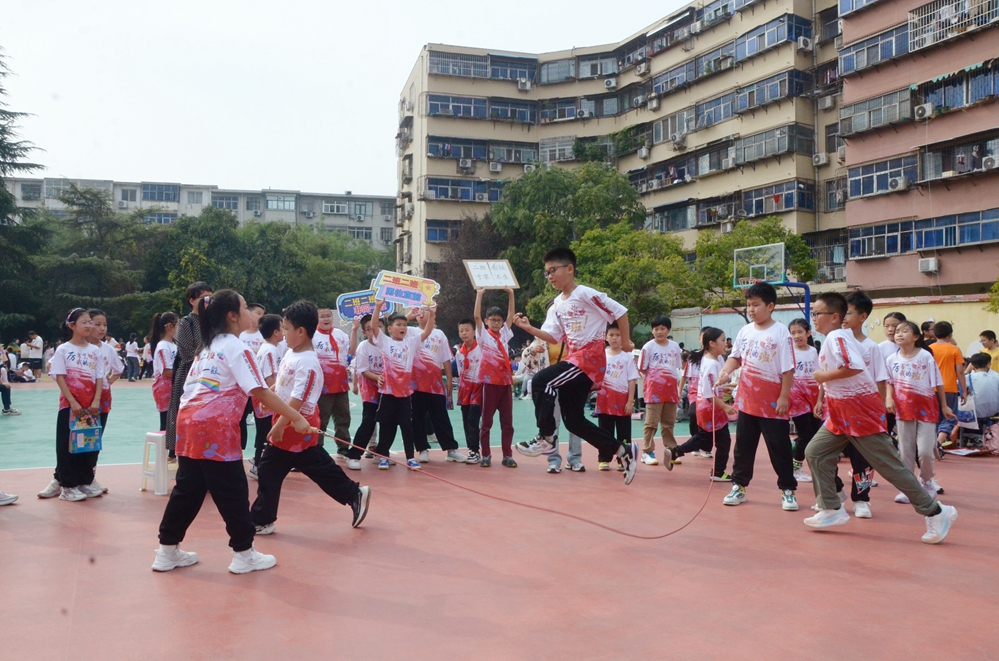 澳亚国际app-踢球技巧高超，欢呼声不绝于耳，现场气氛热烈的简单介绍